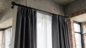 jakie zasłony najlepiej pasują do czarnych karniszy w stylu loft