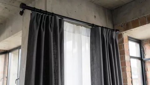 jakie zasłony najlepiej pasują do czarnych karniszy w stylu loft